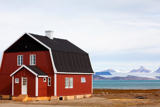 Ny Alesund op Spitsbergen (Svalbard) zou het meest noordelijke dorp ter wereld zijn. Cruise Noorwegen langs de mooiste plaatsen en plekken.