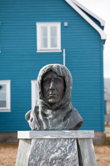 Een beeld van Roald Amundsen. Cruise Noorwegen langs de mooiste plaatsen en plekken.