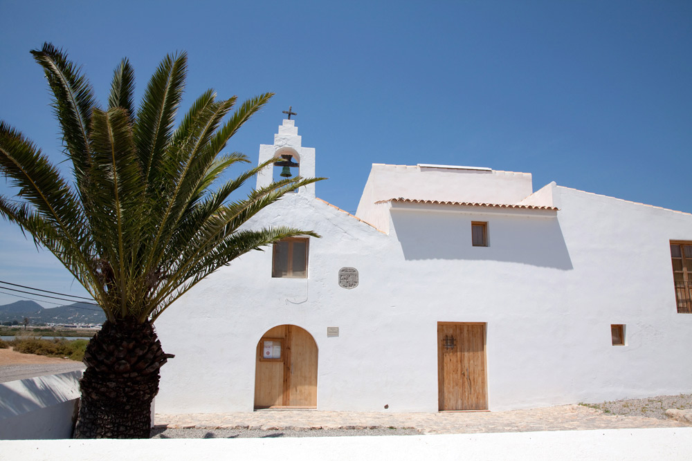 Ses Salines, een kerkje en wat huizen plus veel natuur. Ibiza, Balearen eiland, Spanje