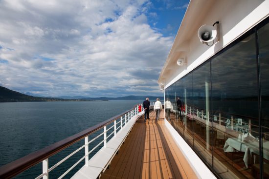 Ongemerkt leg je behoorlijke afstanden af aan boord van een cruiseschip. Cruise Noorwegen langs de mooiste plaatsen en plekken.