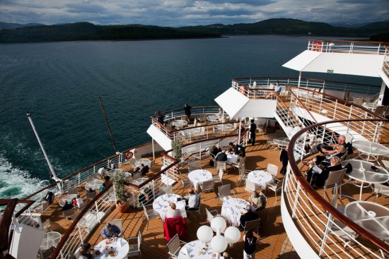 Het is verrassend vaak buiten-eet-weer tijdens de cruise. Cruise Noorwegen langs de mooiste plaatsen en plekken.