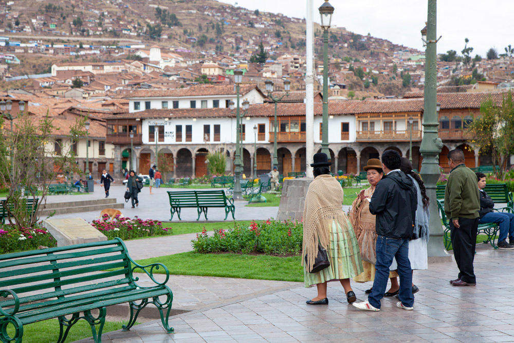 Mensen kijken op het centrale plein van Cusco, Peru, Peru, rondreis, rondreizen, vakantie, Lima, cusco, heilige vallei, hotels, tips, bezienswaardigheden, highlights, hotspots,