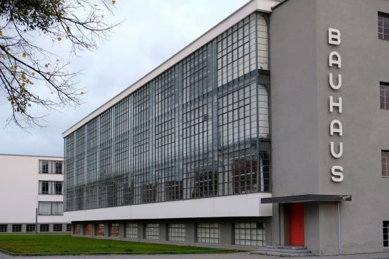Nog altijd studeren studenten in dit Bauhaus gebouw in Dessau. Rondreis Bauhaus. 100 jaar het Bauhaus in Duitsland