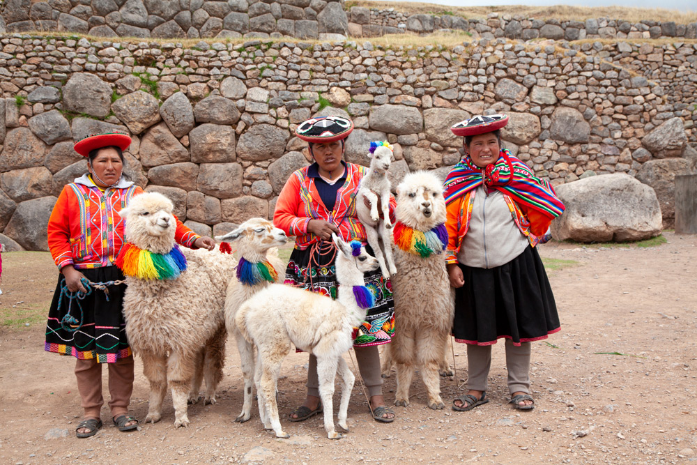 Vrouwen in traditionele kleding bij Saqsaywaman, Peru, rondreis, rondreizen, vakantie, Lima, cusco, heilige vallei, hotels, tips, bezienswaardigheden, highlights, hotspots,