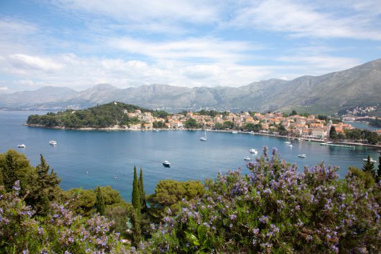 Uitzicht over Cavtat en de Adriatische kust vanaf hotel Croatia. De Nieuwe Riviera, de Dalmatische kust in Kroatie, rondreis, bezienswaardigheden