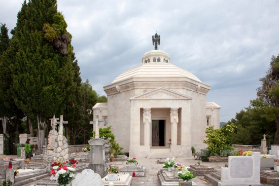 De begraafplaats van Cavtat aan de Kroatische kust. De Nieuwe Riviera, de Dalmatische kust in Kroatie, rondreis, bezienswaardigheden