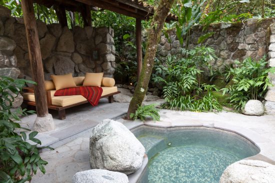 Een privé zwembad bij het Inkaterra hotel vlakbij Machu Picchu, Rondreis Peru, hoogtepunten, highlights en bezienswaardigheden