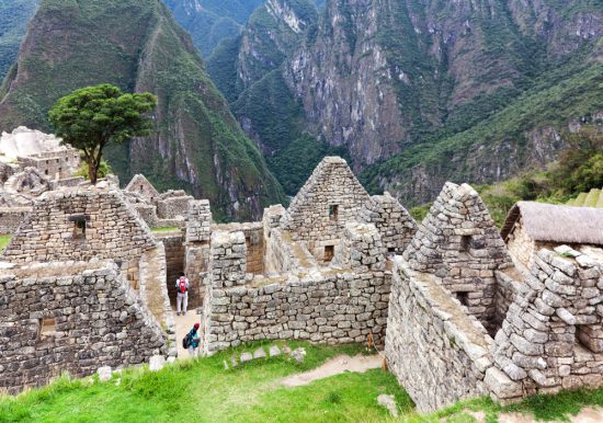 Omgeven door bergen: Machu Picchu, Peru, Rondreis Peru, hoogtepunten, highlights en bezienswaardigheden