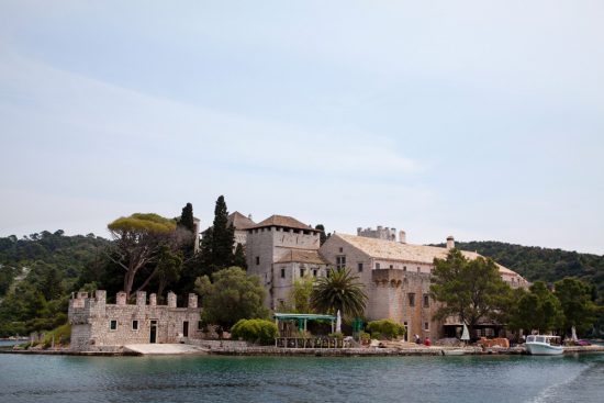 , Adriatische kust. Het oude klooster op het eiland Mljet. De Nieuwe Riviera, de Dalmatische kust in Kroatie, rondreis, bezienswaardigheden, 
