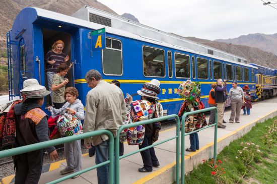 De trein naar Machu Picchu vertrekt van het station in Ollantaytambo, Rondreis Peru, hoogtepunten, highlights en bezienswaardigheden