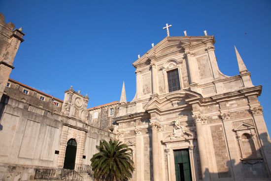 De Sint-Ignatius kerk in Dubrovnik, Kroatie. De Nieuwe Riviera, de Dalmatische kust in Kroatie, rondreis, bezienswaardigheden