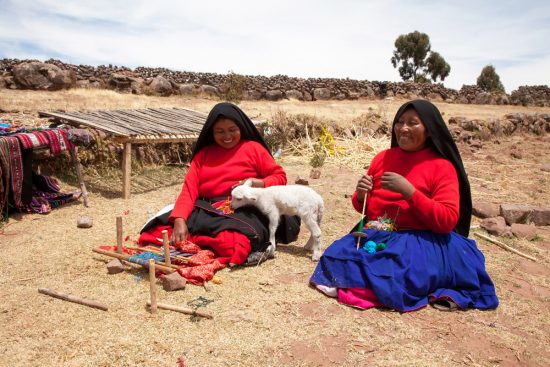 Het dagelijks leven op het eiland Taquile in het Titicacameer in Peru, Rondreis Peru, hoogtepunten, highlights en bezienswaardigheden