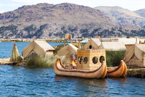 Op de Uros eilanden maken de bewoners ook hun boten van riet, Rondreis Peru, hoogtepunten, highlights en bezienswaardigheden