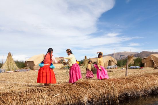 Vrouwen in traditionele kleding op de Uros rieteilanden, Rondreis Peru, hoogtepunten, highlights en bezienswaardigheden