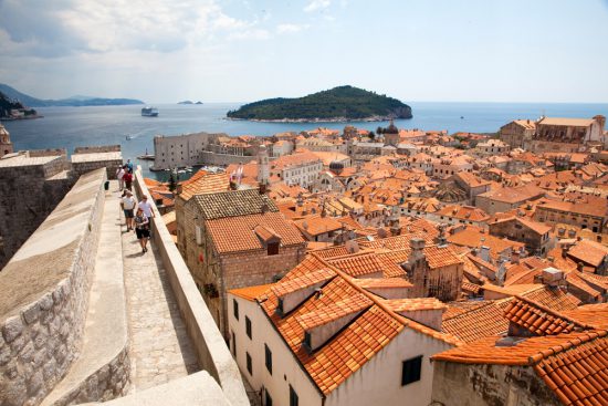 Wandeling over de oude stadsmuur van Dubrovnik. Vakantie Kroatie. De Nieuwe Riviera, de Dalmatische kust in Kroatie, rondreis, bezienswaardigheden