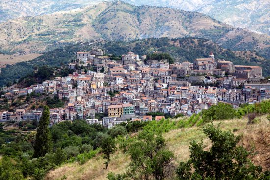 Castiglione di Sicilia, een dorpje verborgen in bergen. Rondreis Sicilie, Italie, bezienswaardigheden en hotspots, wat te doen