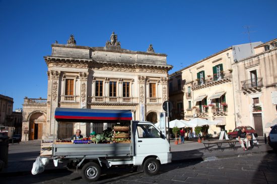Een bezienswaardigheid waar ook gewoon gewerkt wordt: Noto. Rondreis Sicilie, Italie, bezienswaardigheden en hotspots, wat te doen