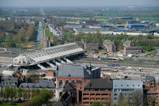 In aanbouw, de Calatrava-overkapping van het station van Mons. Stedentrip Mons, Bergen in Wallonie, Belgie. Met de hotpost en bezienswaardigheden en tips voor leuke winkels en goede restaurants