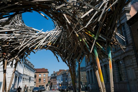 Het enorme houten kunstwerk van Arne Quinze in de Rue de Nimy. Stedentrip Mons, Bergen in Wallonie, Belgie. Met de hotpost en bezienswaardigheden en tips voor leuke winkels en goede restaurants