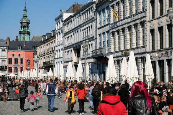 Terrasjes op de Grand-Place in het centrum van Mons. Stedentrip Mons, Bergen in Wallonie, Belgie. Met de hotpost en bezienswaardigheden en tips voor leuke winkels en goede restaurants