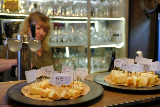 Een mooie combinatie: bier met kaas. Stedentrip Mons, Bergen in Wallonie, Belgie. Met de hotpost en bezienswaardigheden en tips voor leuke winkels en goede restaurants