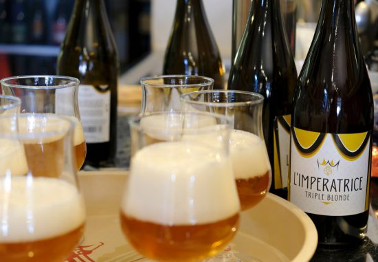 Bier proeven bij bierwinkel L’Ode à la Bière . Stedentrip Mons, Bergen in Wallonie, Belgie. Met de hotpost en bezienswaardigheden en tips voor leuke winkels en goede restaurants