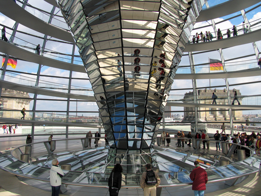 Binnenkijken in het Rijksdaggebouw in Berlijn.. Reichstagsgebäude, Duitsland, Stedentrip Berlijn, langs hoogtepunten en bezienswaardigheden met de trabi-safari