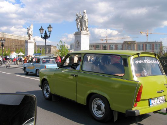 Oeps, een limousine Trabant van rechts in de straten van Berlijn. Stedentrip Berlijn, langs hoogtepunten en bezienswaardigheden met de trabi-safari