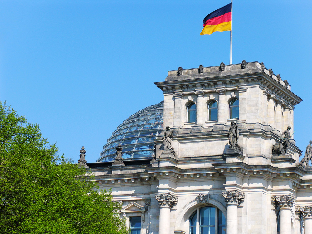 Het Rijksdaggebouw in Berlijn is een bezoek waard. Duitsland. Stedentrip Berlijn, langs hoogtepunten en bezienswaardigheden met de trabi-safari