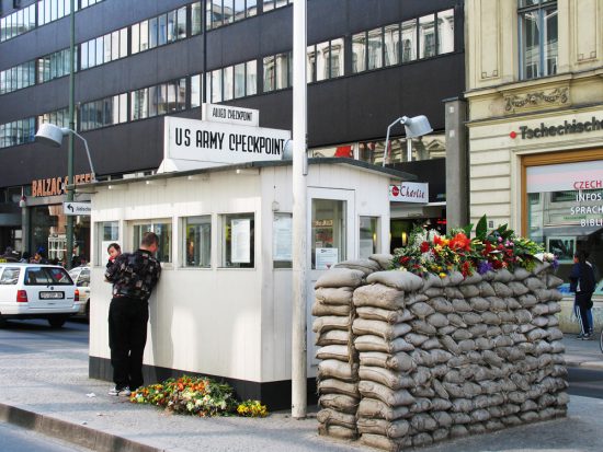 Checkpoint Charlie, een van de historische bezienswaardigheden van Berlijn. Duitsland, Stedentrip Berlijn, langs hoogtepunten en bezienswaardigheden met de trabi-safari
