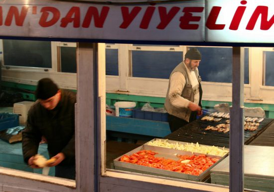 Stedentrip Istanbul, Turkije. Gegrilde vis eten tijdens je stedentrip Istanbul, Turkije