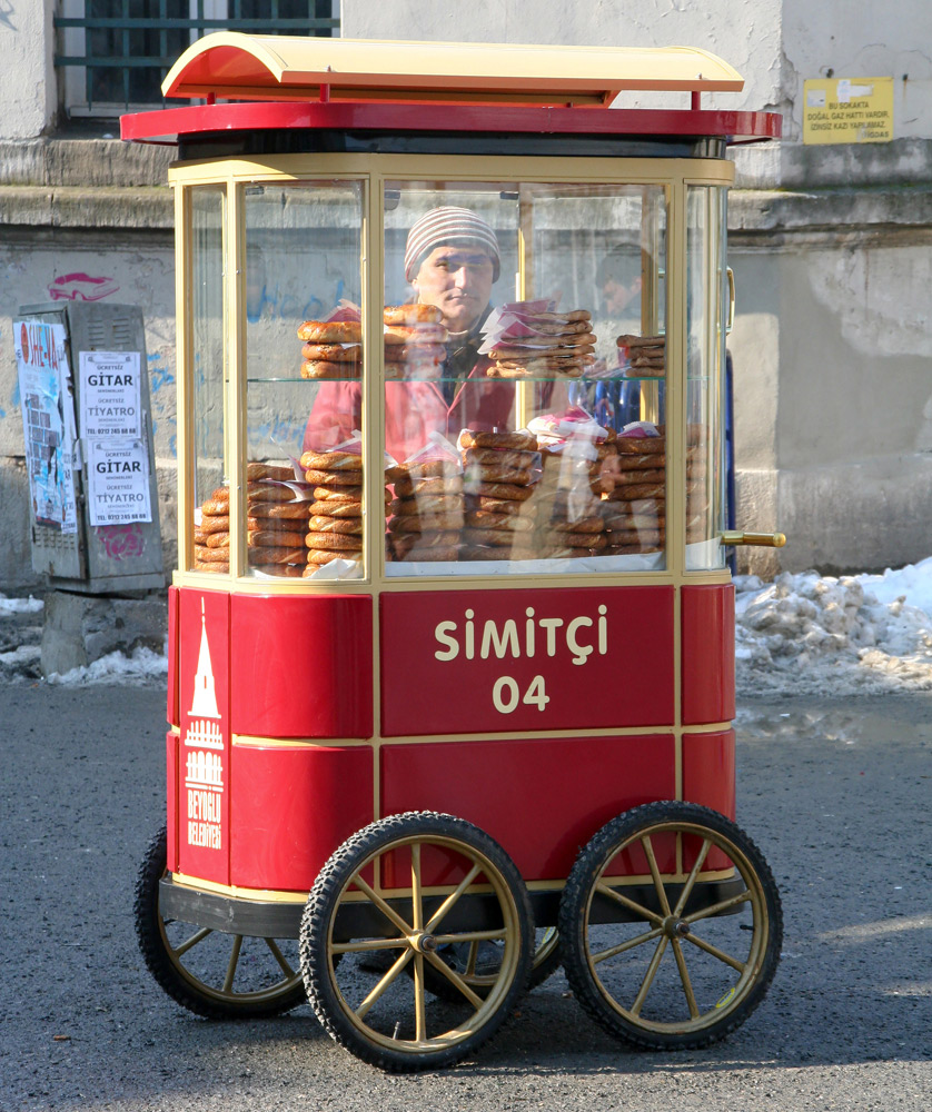 Stedentrip Istanbul, Turkije. Broodjes koop je bij de Simitci-karretjes in Istanbul.