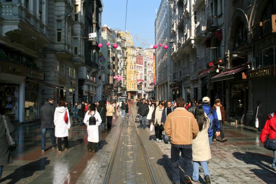 Tussen Taksim en Tünel ligt de Turkse Kalverstraat. Stedentrip Istanbul, Turkije