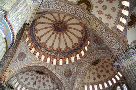 Stedentrip Istanbul, Turkije. De koepels in het plafond van de Sultan Ahmet of Blauwe Moskee
