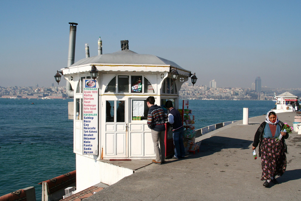 Stedentrip Istanbul, Turkije. Nog even iets te drinken kopen en dan een boottochtje over de Bosporus