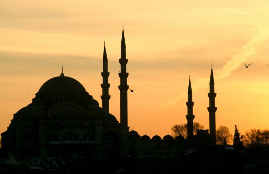 De skyline van Istanbul tegen zonsondergang. Stedentrip Istanbul, Turkije