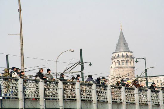 De Galatabrug over de Bosporus staat iedere dag vol met mannen met hengels. Stedentrip Istanbul, Turkije