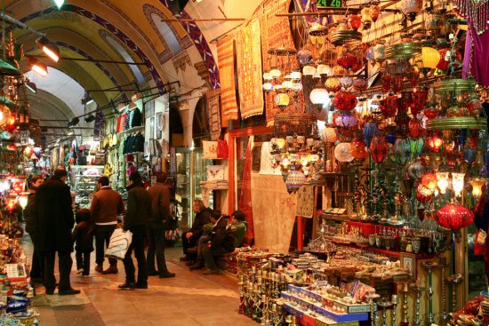 De grote Bazaar of Kapali Carsi in Istalbul. Stedentrip Istanbul, Turkije. Winkelen in Istanbul betekent al snel slenteren door de bazaars