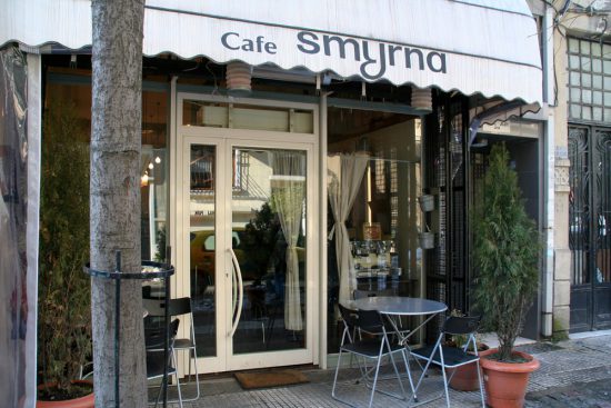 Café Smyrna in de hippe wijk Cihangir . Stedentrip Istanbul, Turkije