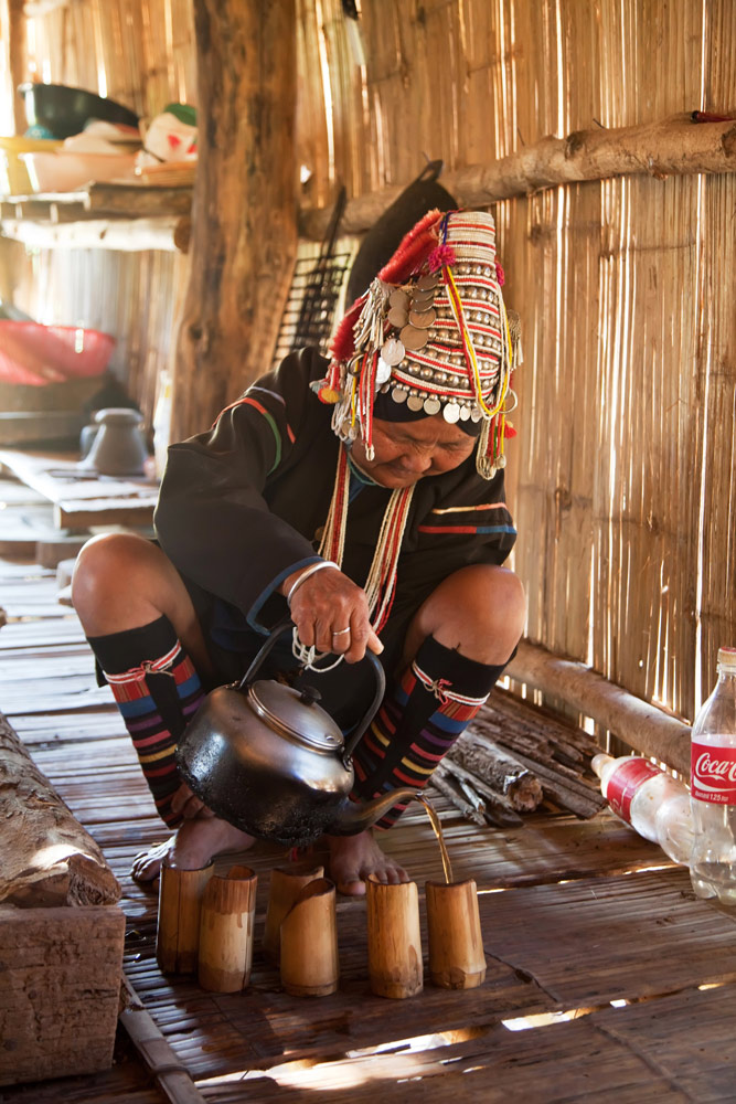 Vrouw maakt thee in een dorp van de Akha bergbevolking, minderheden, Noord-Thailand
