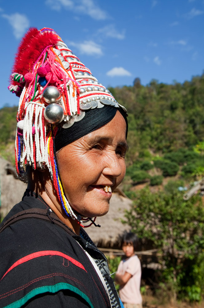 Vrouw in de traditionele kleding van de Akha minderheden in Thailand