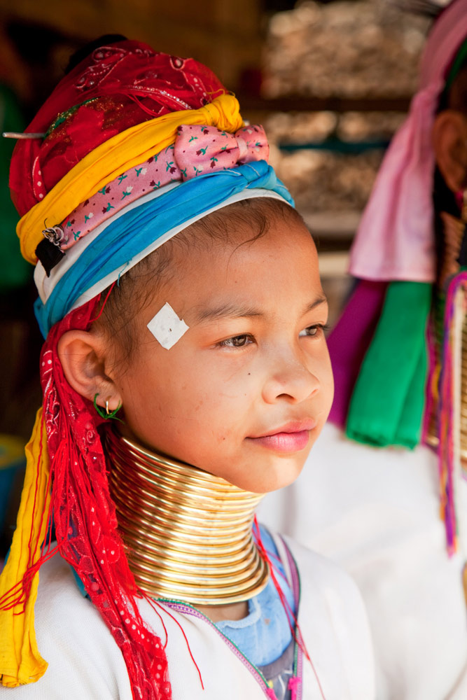 Langnek-Karen meisje met de kenmerkende ringen om haar nek. Op bezoek bij een langnek-Karen dorp in het Noorden van Thailand. Minderheden, bergvolkeren.