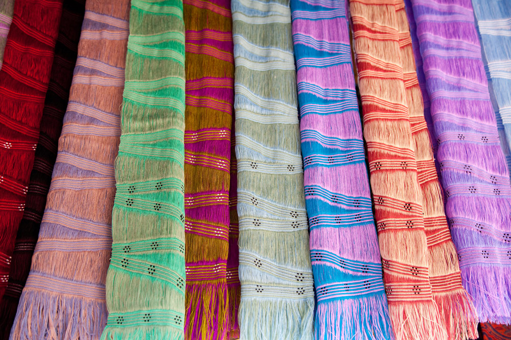 Handgeweven kleden gemaakt door Langnek-Karen. Op bezoek bij een langnek-Karen dorp in het Noorden van Thailand