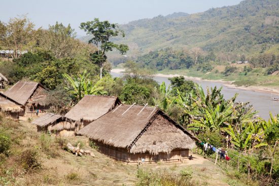 Een dorpje in Laos langs de Mekong. Rondreis Thailand en Laos