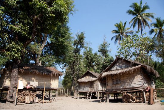 Aanleggen bij een dorpje langs de Mekong rivier . Rondreis Thailand en Laos