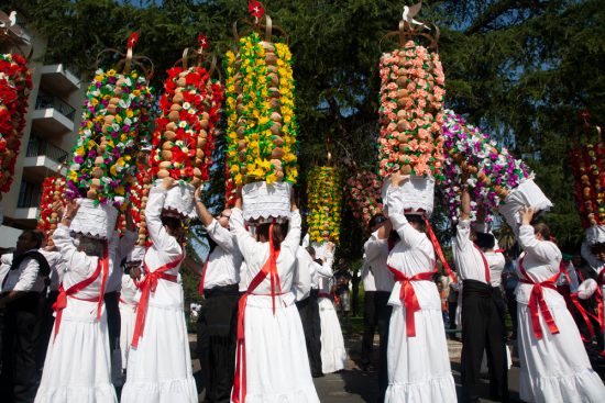 De tabuleiros worden op het hoofd geplaatst.. Festa dos Tabuleiros, Tomar, Portugal