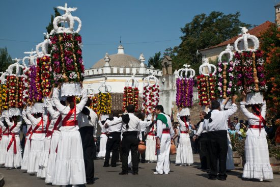 De tabuleiras balancerend op de hoofden van de vrouwen. Festa dos Tabuleiros, Tomar, Portugal