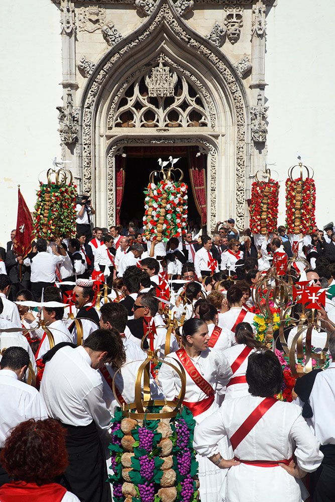 De mvrouwen en mannen komen allemaal bij elkaar bij de kerkFesta dos Tabuleiros, Tomar, Portugal