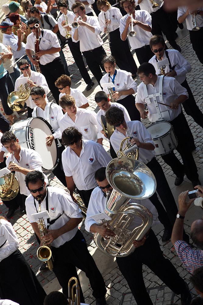 De fanfare zorgt voor passende muziek. Festa dos Tabuleiros, Tomar, Portugal