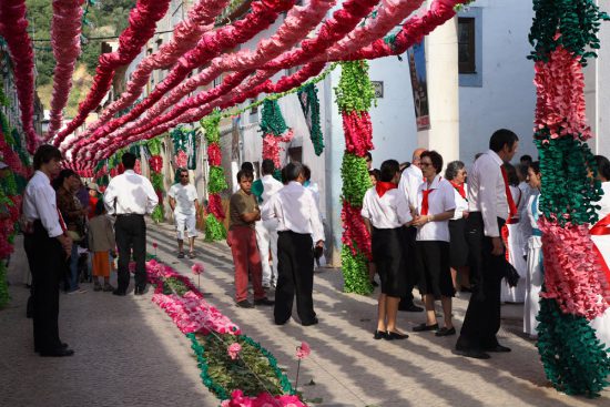 De straten van Tomar zijn versierd met (papieren) bloemen